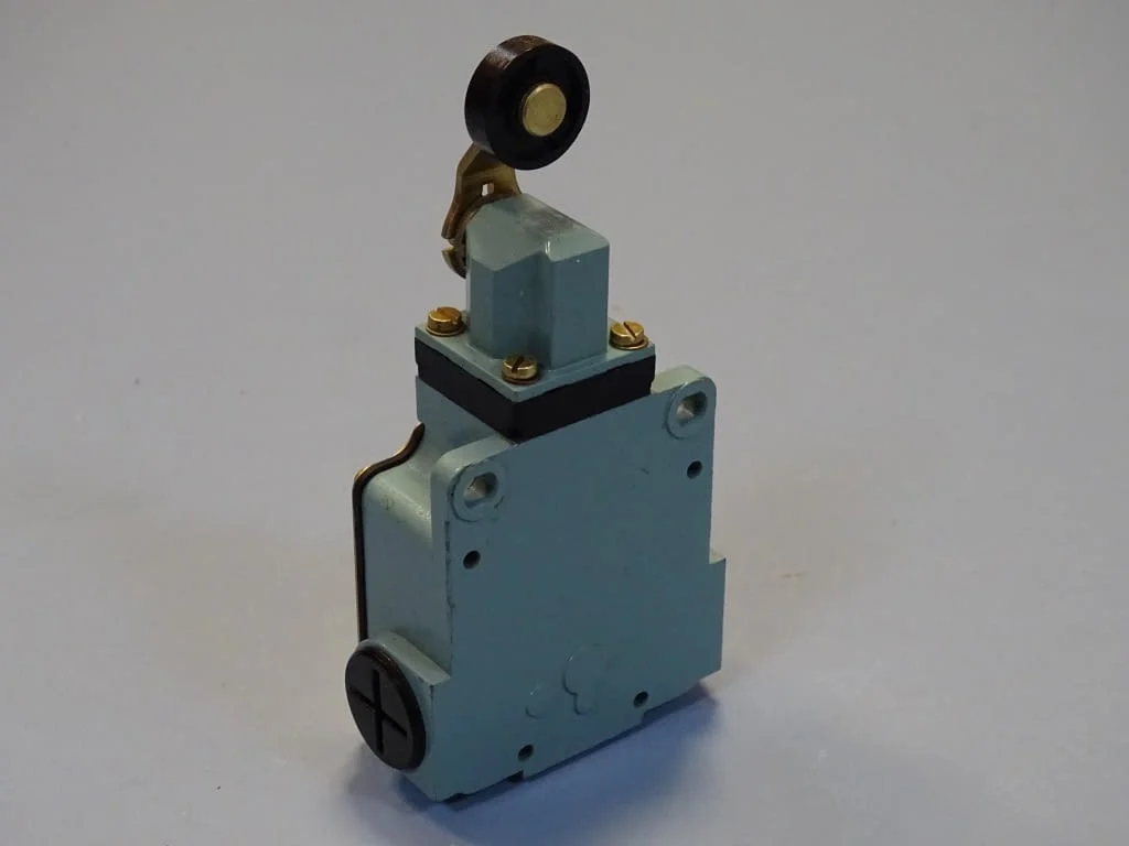 Краен изключвател Telemecanigue XCK-M115 Limit Switch 240VAC — снимка 3