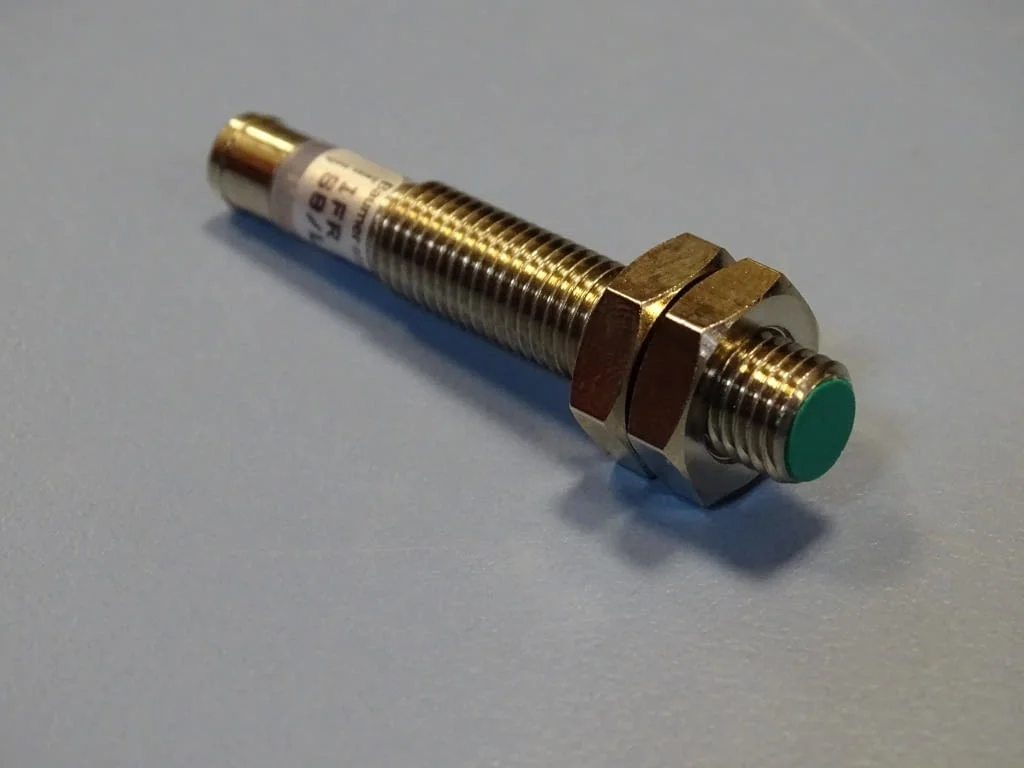 Индуктивен датчик Baumer Electric IFR 08.26.35/S8/L inductive sensor — снимка 5