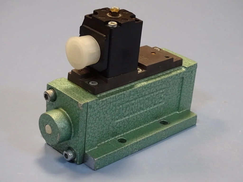 Пневматичен разпределител Numatics AV12EM4HS16 Solenoid Valve 220VAC — снимка 2