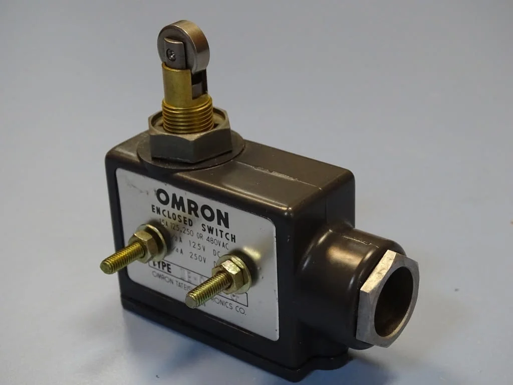 Изключвател Omron ZE-Q22-G Enclosed Switch Roller Plunger 15A — снимка 2