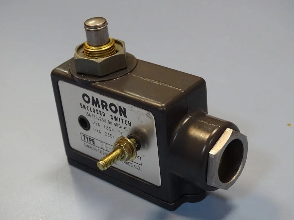 Изключвател Omron ZE-Q-G Enclosed Switch Plunger 15A — снимка 6