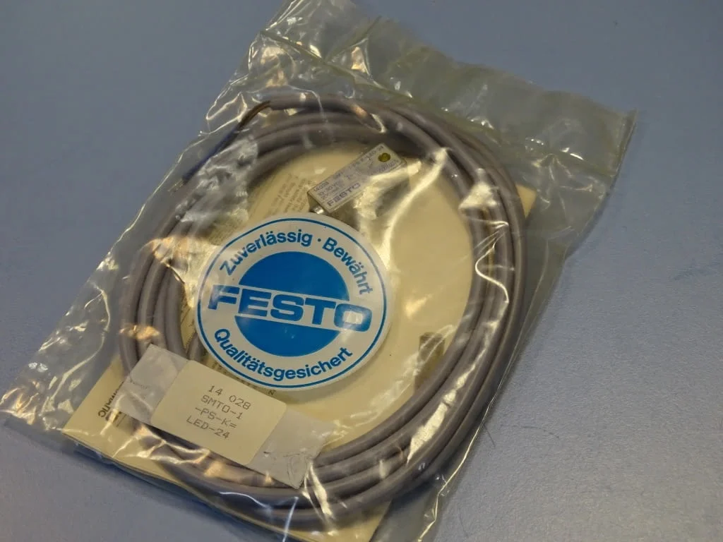 Индуктивен сензор Festo SMTO-1-PS-K-LED-24 proximity switch