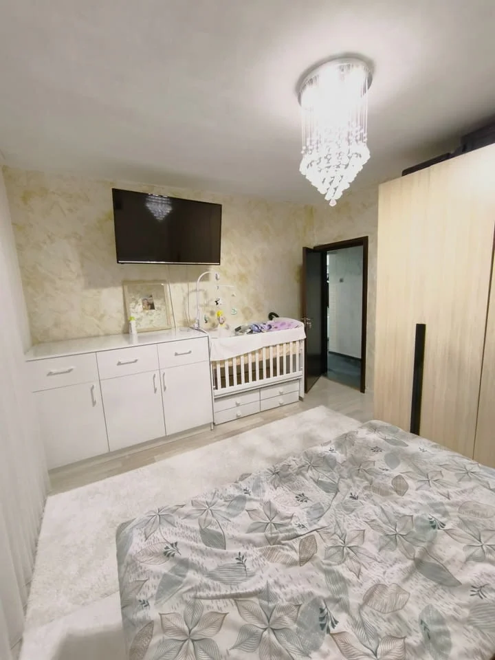 Продавам тристаен апартамент в центъра на гр. Перник