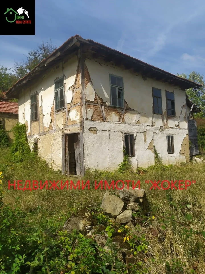 Къща с двор в село Войнежа