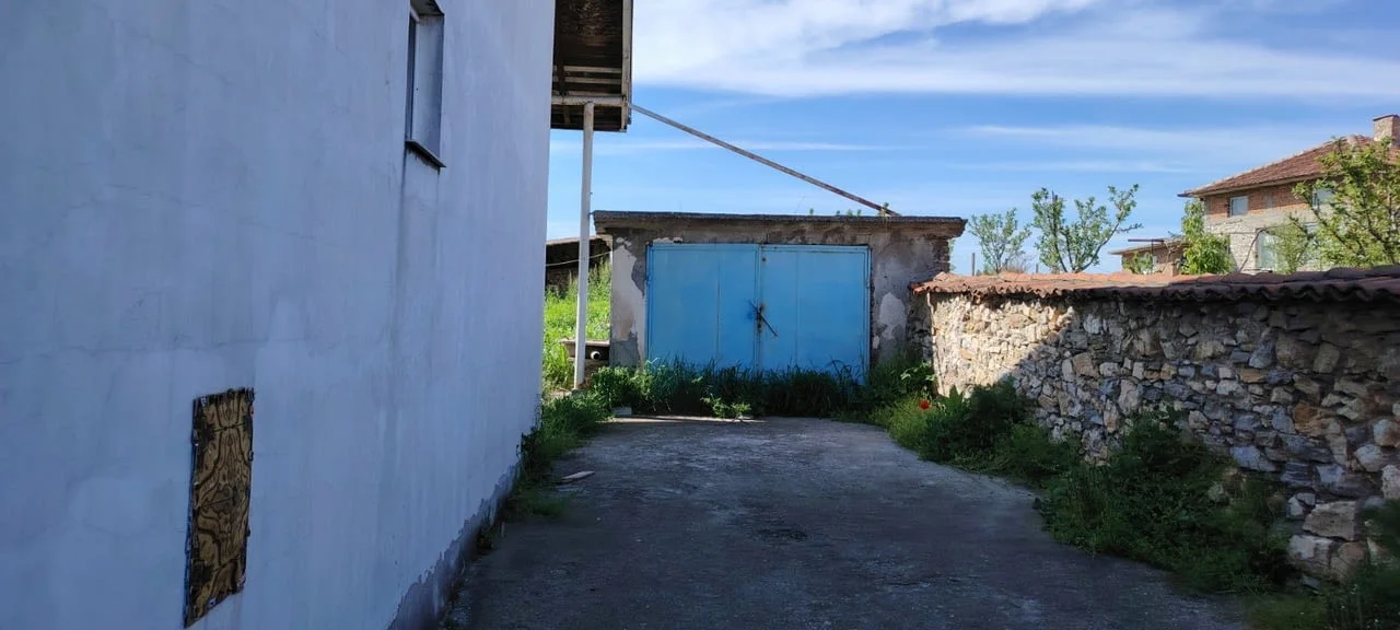 Двуетажна къща, разположена в с. Крепост, обл. Хасково — снимка 3