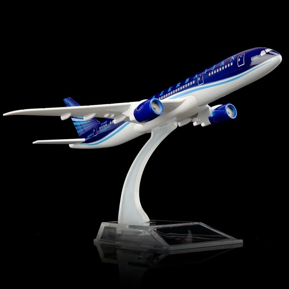 Бойнг 787 самолет модел макет Azerbaijan метален лайнер полет самолети стюардеса пилот летище място — снимка 6