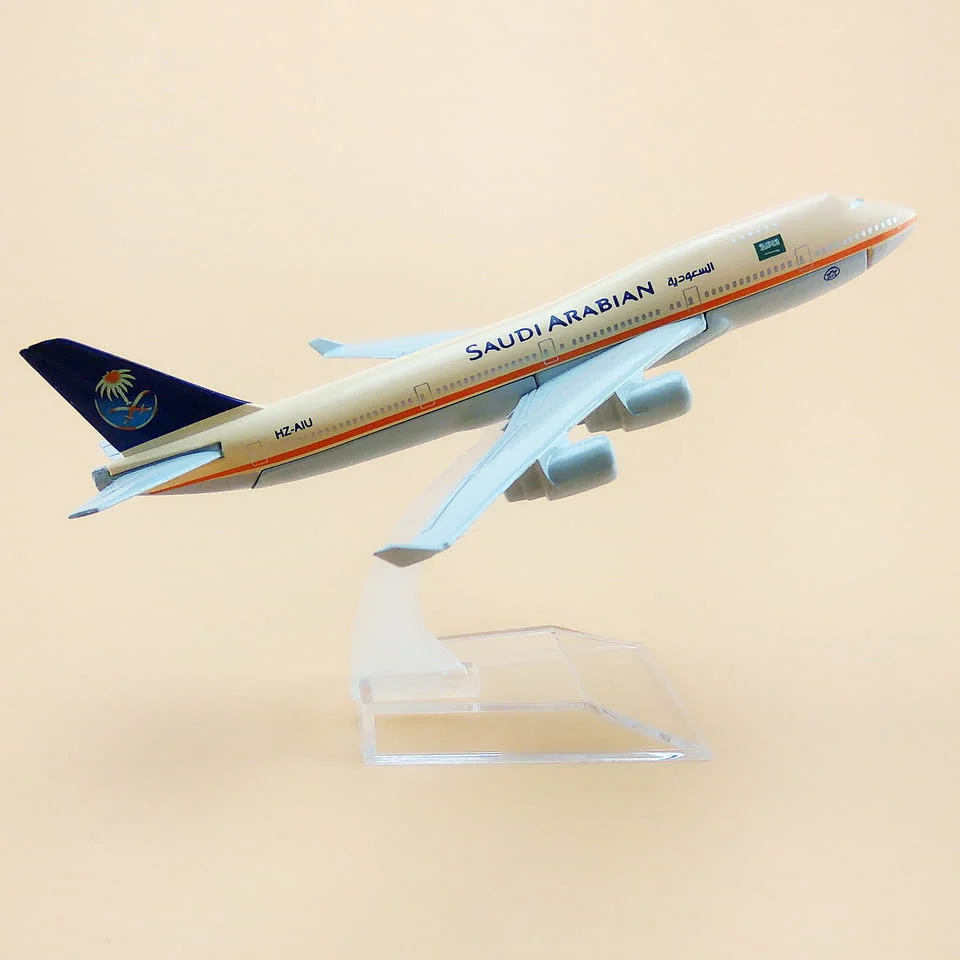 Бойнг 747 самолет модел макет Saudi Arabian метален лайнер Boeing международни полети — снимка 6