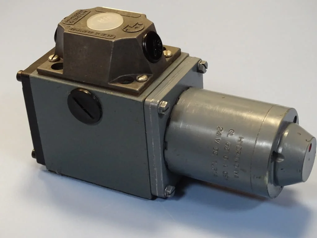 Хидравличен разпределител Rexroth 4 WE 10 D10/LG24ND directional control valve 24VDC — снимка 2