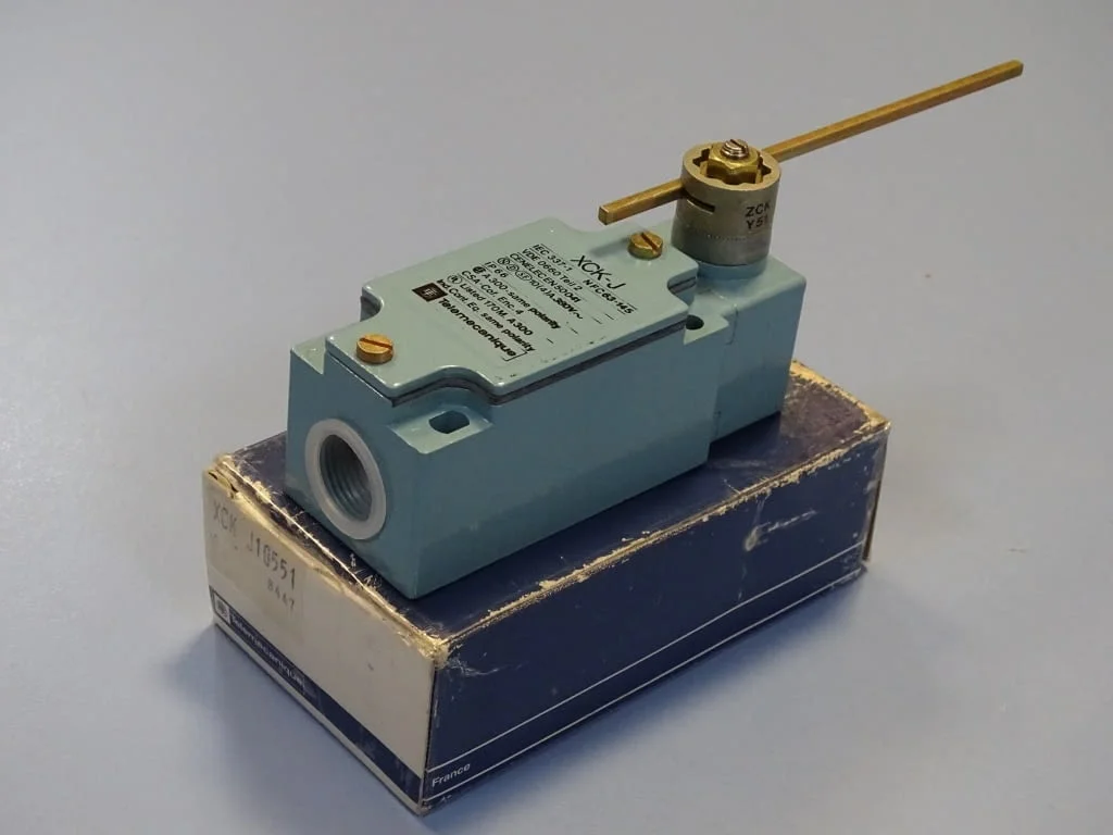 Краен изключвател Telemecanigue XCK-J10551 Limit Switch 380VAC — снимка 8