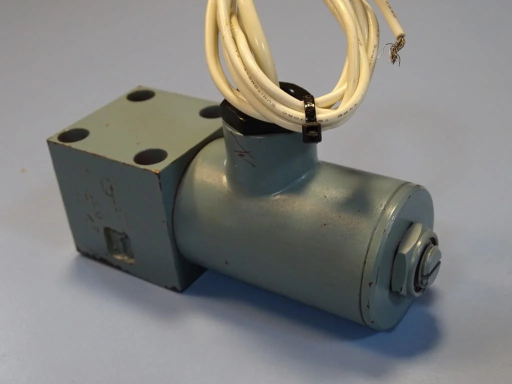 Хидравличен разпределител Daikin DSOM4-2G01-2B- solenoid valve 100V — снимка 5
