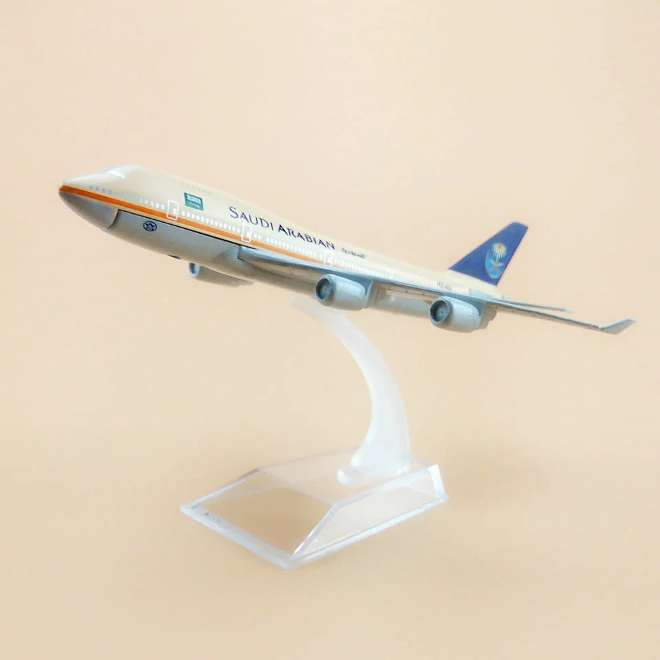 Бойнг 747 самолет модел макет Saudi Arabian метален лайнер Boeing международни полети — снимка 2