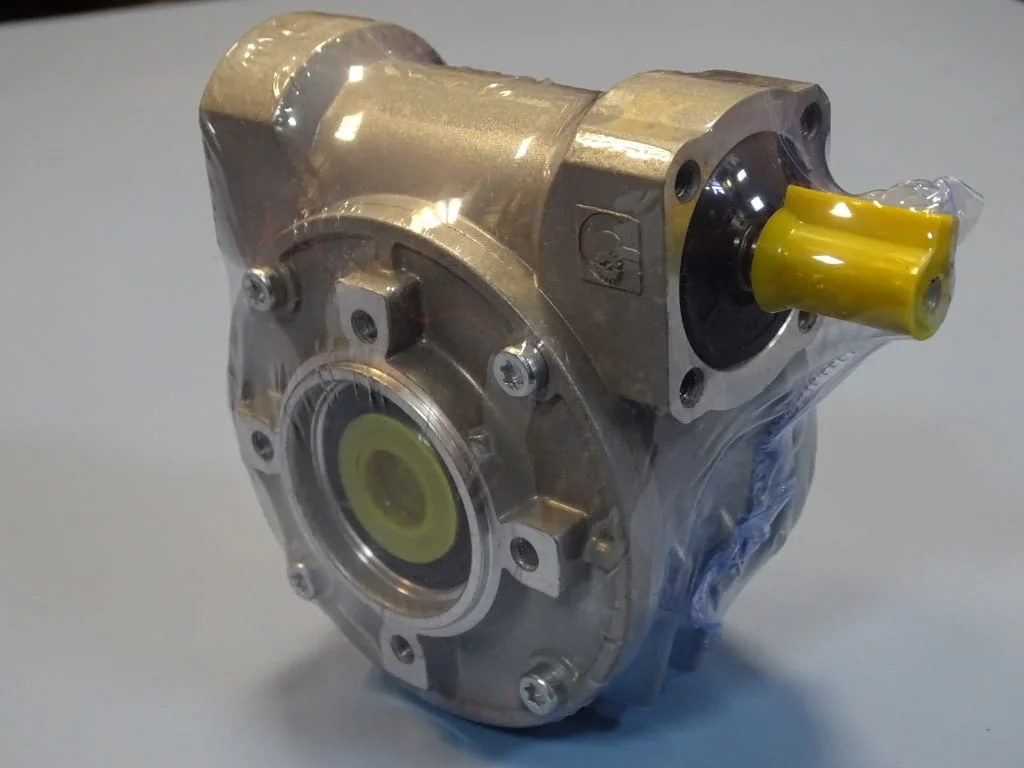 Червячен редуктор CHIARAVALLI CHR-04PNT 1:70 0.55kW Reducer — снимка 2