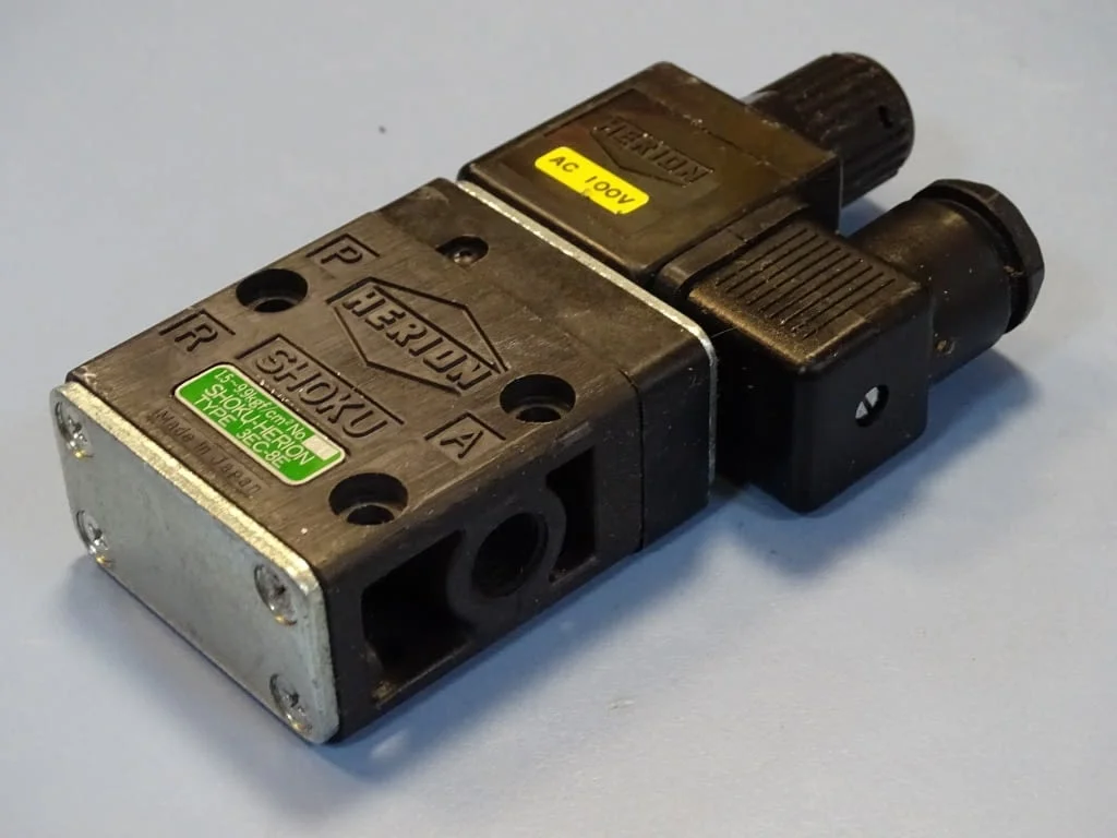 Пневматичен разпределител SHOKU-HERION 3EC-8E solenoid valve 100VAC — снимка 3