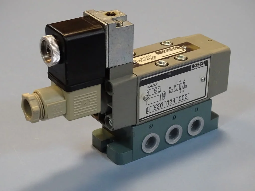 Хидравличен разпределител BOSCH directional valve 24VDC