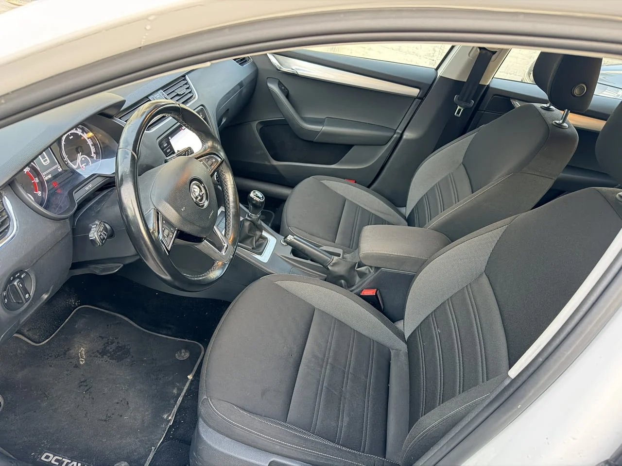 Skoda Octavia комби 1.5 TSI 150 кс., 6 ск., 2018 г., евро 6, 2 ключа, теглич, много добро състояние — снимка 9