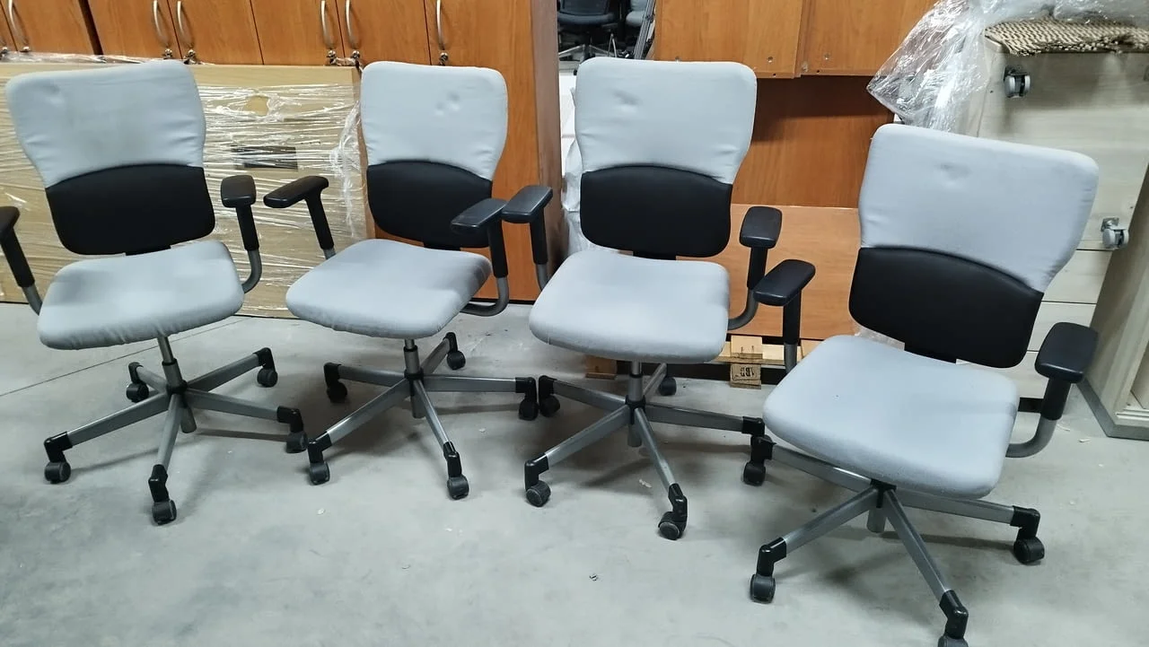 Офис столове Steelcase сиво и черно текстилна дамаска