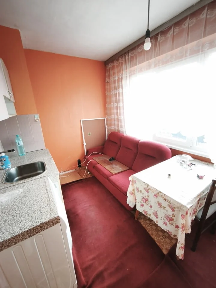 Продавам тристаен апартамент в гр. Перник кв. Изток — снимка 2