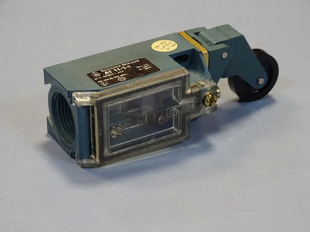 Изключвател краен Klockner-Moeller AT-1/i limit switch 220V — снимка 2
