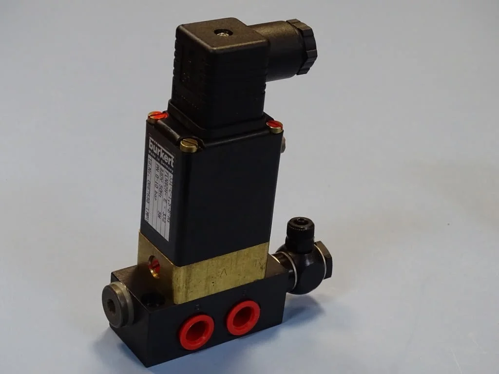 Магнет вентил Burkert 331-C-1.5-B-MS 3/2 way solenoid valve 220VAC — снимка 2