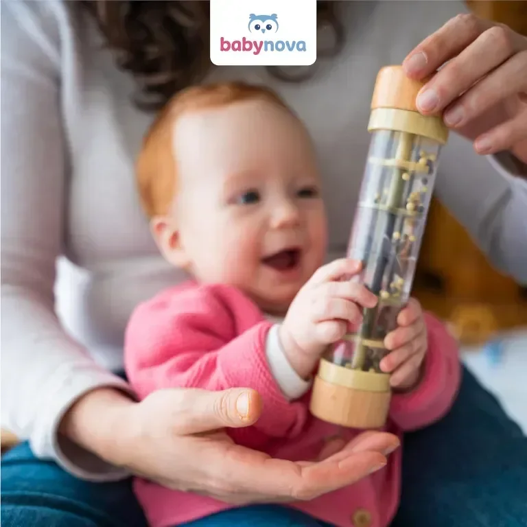 babynova Rainmaker Дървена бебешка дрънкалка с успокояващ капещ звук за бебета 3+ месеца, зелена — снимка 4