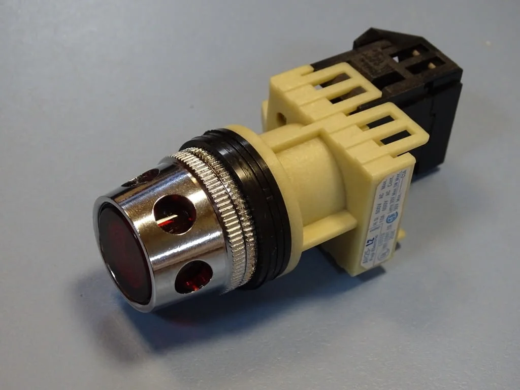 Команден бутон (светещ) червен FUJI Electric AH25-L2R10E command switch — снимка 4