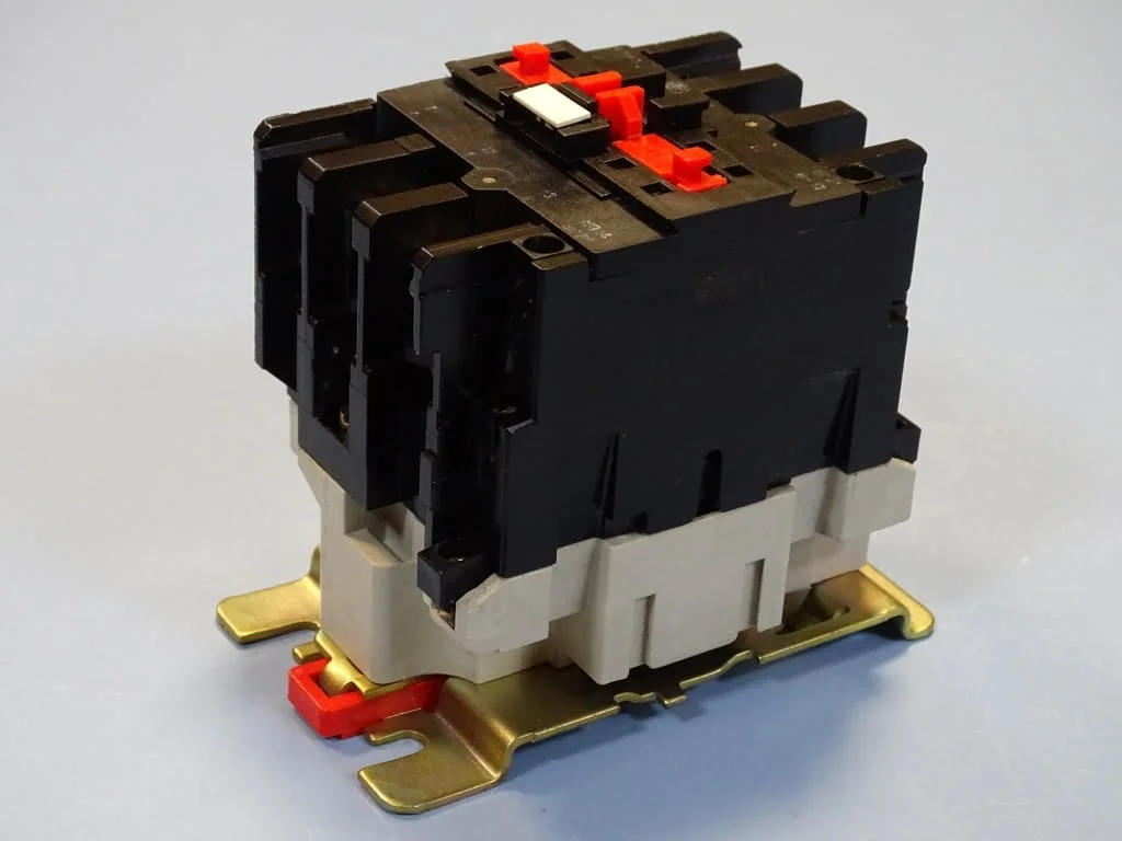Контактор Telemecanique LC1-D633 M7 contactor 80A 220V/50Hz — снимка 2