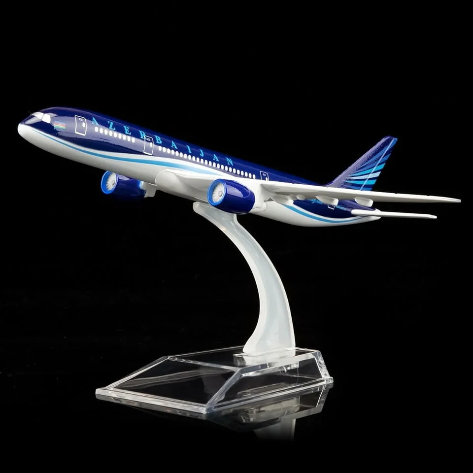 Бойнг 787 самолет модел макет Azerbaijan метален лайнер полет самолети стюардеса пилот летище място — снимка 2