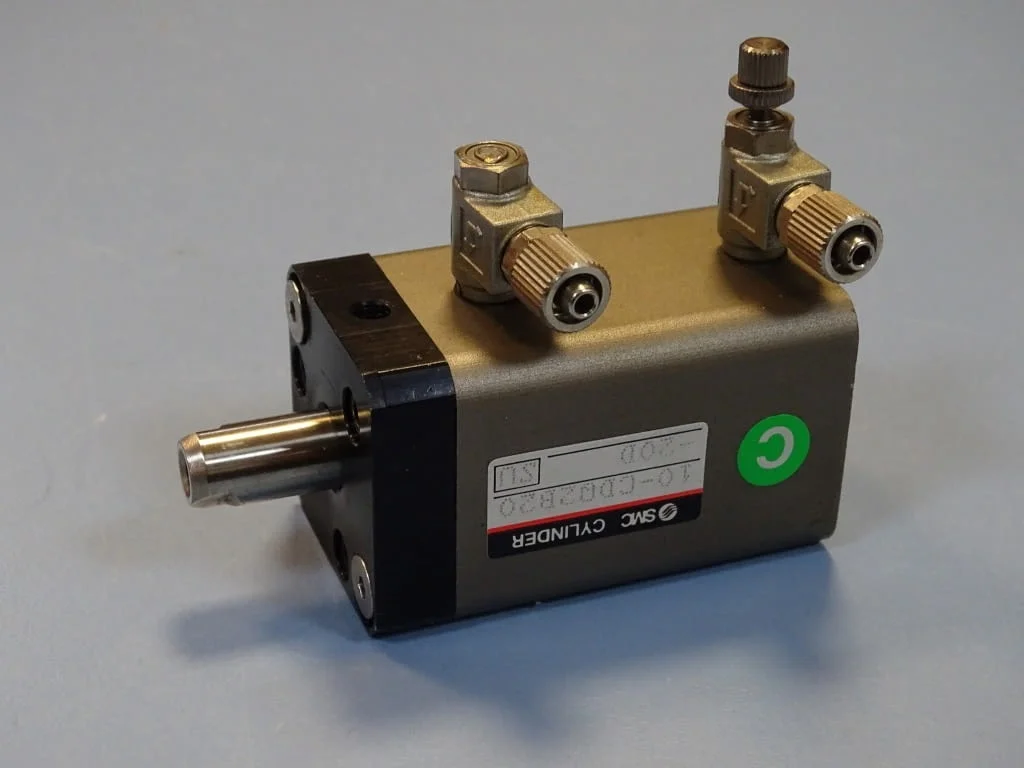 Пневматичен цилиндър SMC 10-CDQ2B20-20D pneumatic cylinder 10Bar