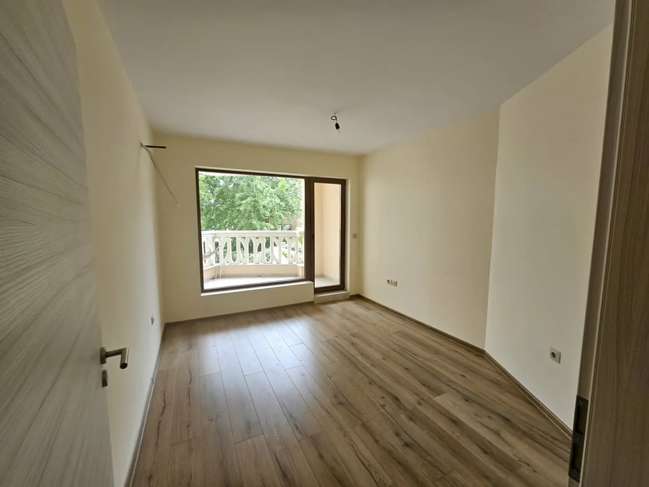 Тристаен Апартамент с паркомясто в престижния комплекс Varna South Bay Beach Residence - — снимка 3