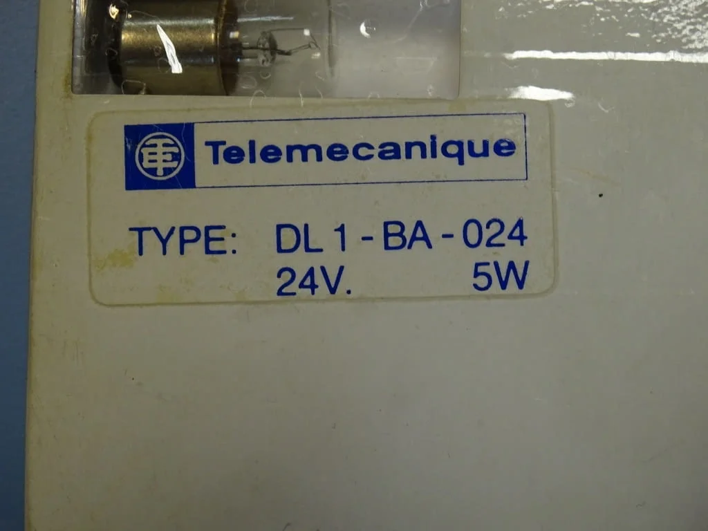 Крушки Telemecanique DL1-BA-024 push button bulb 24V 5W — снимка 2