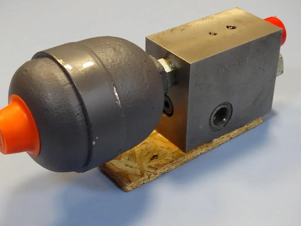 Хидроакумулатор HYDAC 0.370 L с хидравличен блок — снимка 3