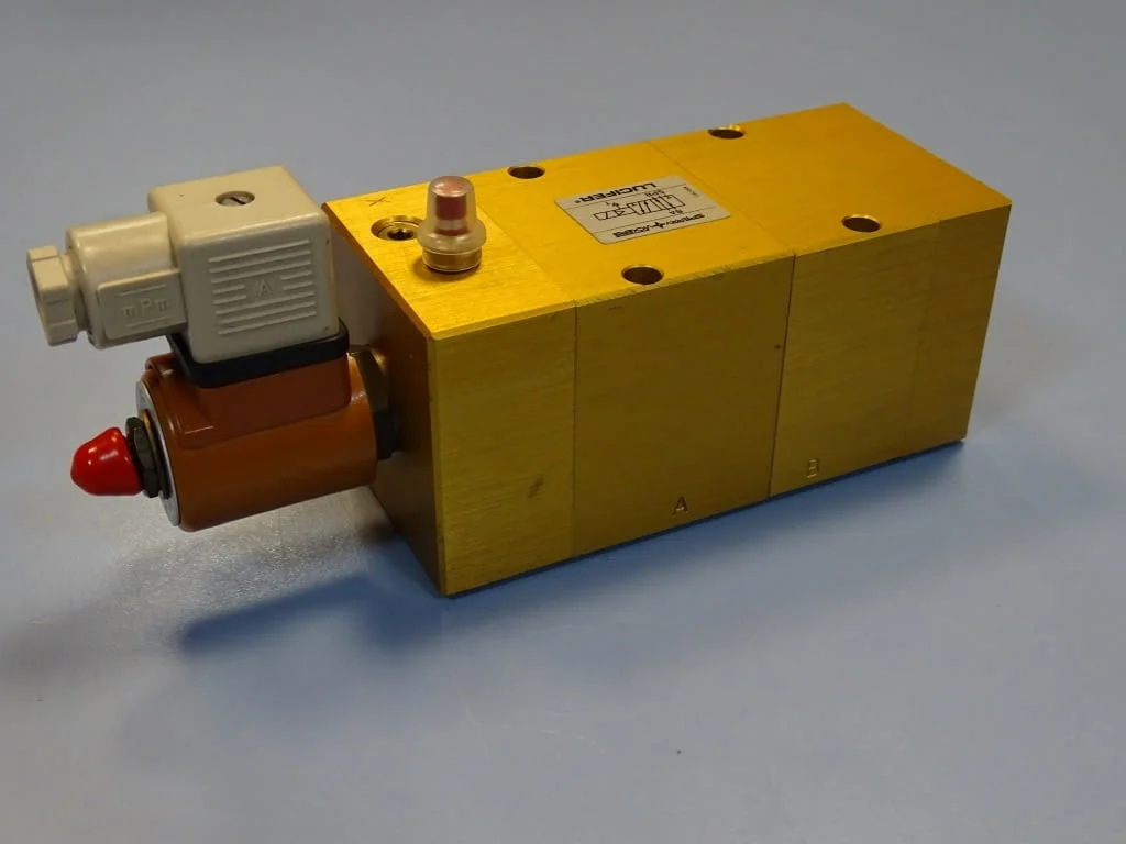 Пневматичен разпределител Lucifer 341L21A15 pneumatic solenoid valve 24VDC
