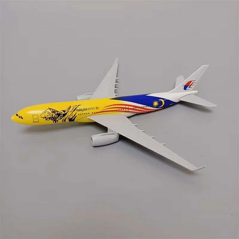 Еърбъс 330 самолет модел макет Malaysia Airlines метален самолетен билет багаж куфар безмитна зона — снимка 6