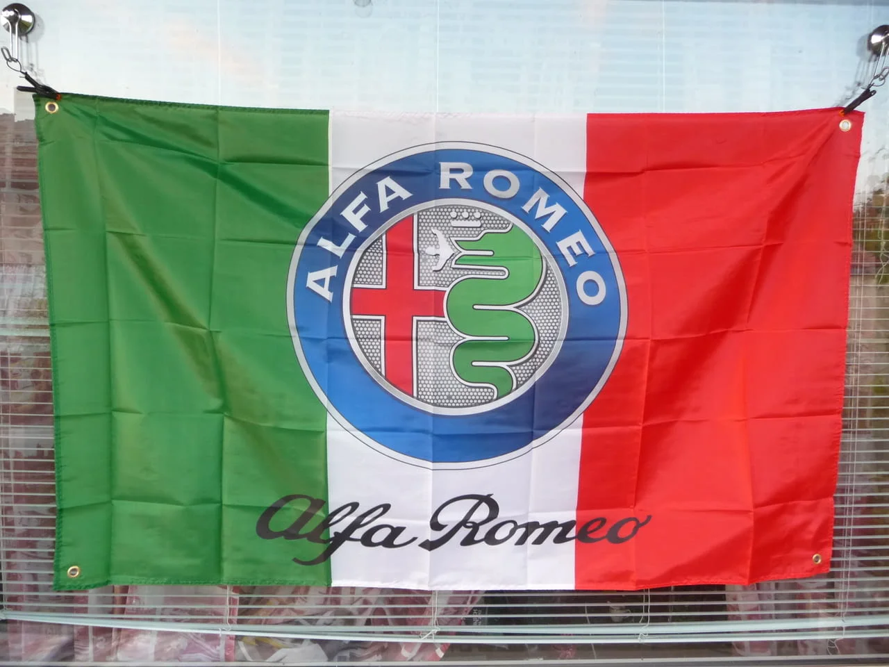 Знаме Alfa Romeo кола марка италиянска емблема Алфа Ромео Италия бърза спортни автомобили красиви фе