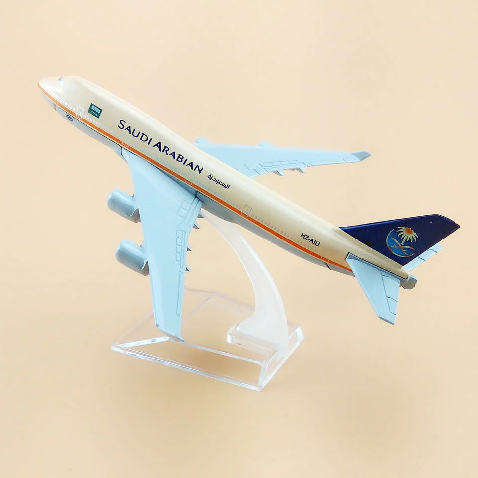 Бойнг 747 самолет модел макет Saudi Arabian метален лайнер Boeing международни полети — снимка 3