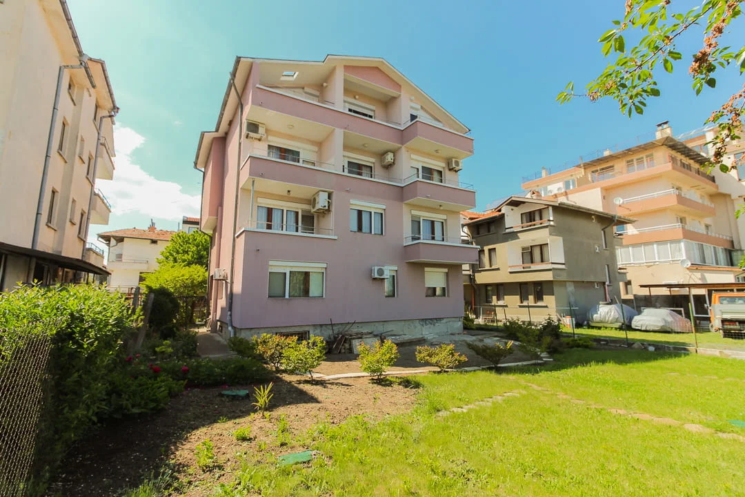 Продава къща за гости в Черноморец