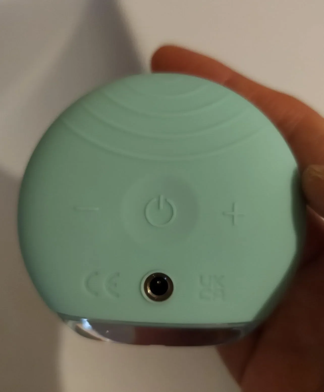 FOREO LUNA 4 go – смарт силиконова четка за лице с масаж + почистващ micro-foam 2.0 (100 ml) — снимка 8