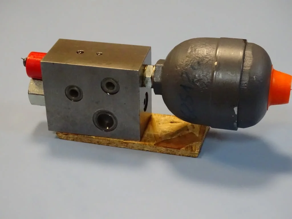 Хидроакумулатор HYDAC 0.370 L с хидравличен блок — снимка 2