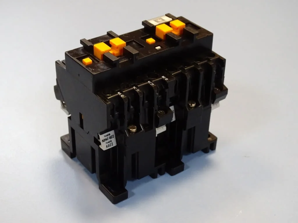 Контактор Telemecanique CA2-DK122.A65 contactor auxiliari 10A 220/240V — снимка 2