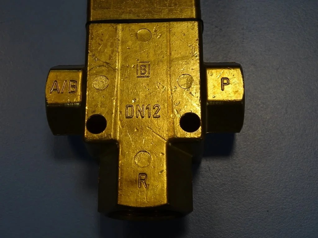 Магнет вентил 3-пътен Burkert 340-C-304 3/2 way solenoid valve 24VDC 16Bar — снимка 6