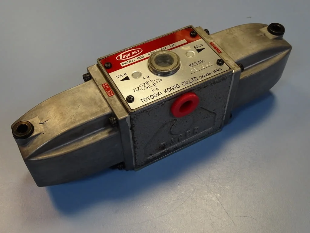Хидравличен разпределител TOYO-OKI HD3-42SGS-BcA-03A solenoid operated directional valve 100/110V