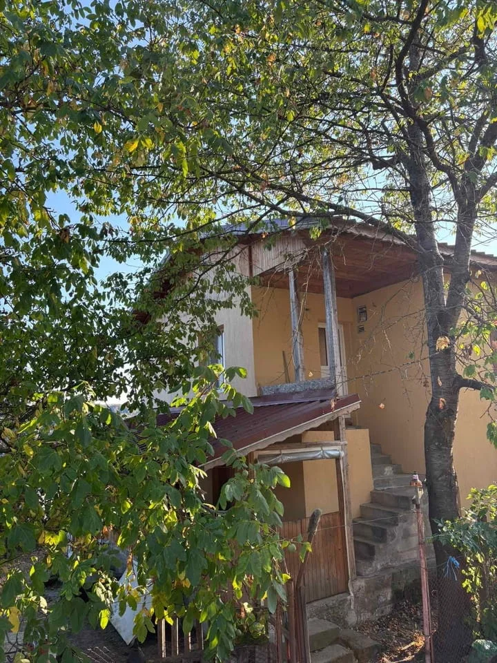 Парцел с къща и стопанска сграда в с. Зайчари, обл. Сливен