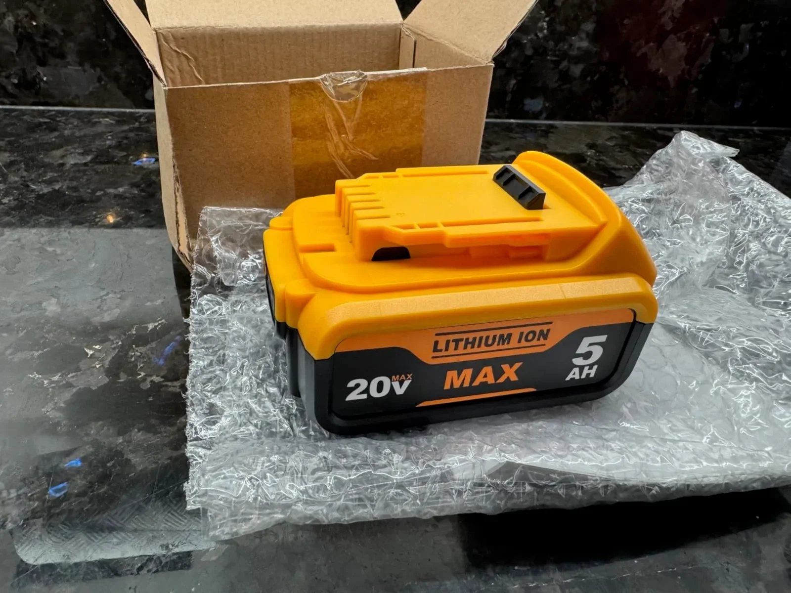 Литиево-йонна батерия 18V 5.0Ah (20V MAX) за безжични електрически инструменти Dewalt — снимка 2