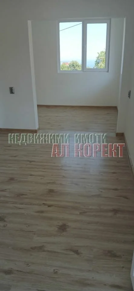 Слънчев етаж от къща с двор в Галата след основен ремонт