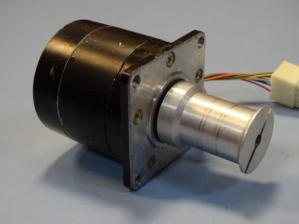 Стъпков мотор VEXTA PH566-A stepping motor 5-phase 24VDC — снимка 4