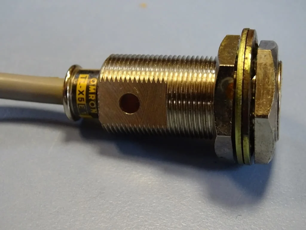 Индуктивен датчик Omron TL-X5E1 inductive proximity sensor — снимка 3