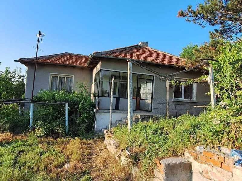 Продавам къща в с. Бодрово с дворно място 5 дк