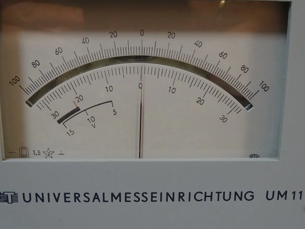 Универсален измервателен уред RFT VEB universalmesseinrichtung UM111 — снимка 4