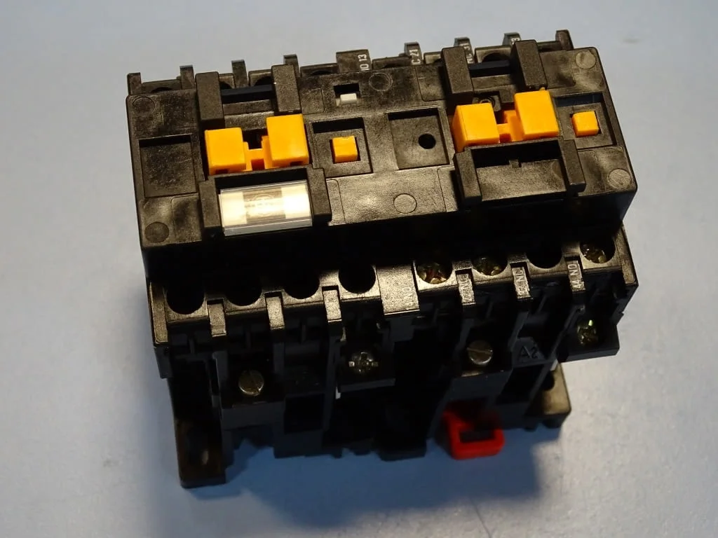 Контактор Telemecanique CA2-DK122.A65 contactor auxiliari 10A 220/240V — снимка 6