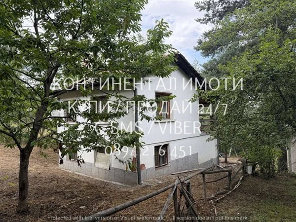 Код 70002. Двуетажна молотитна къща 180м2 с двор 500м2. Първият етаж е леко вкопан в земята, достъп